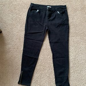 Skinny jeans with zipped on the leg